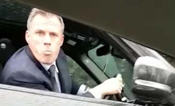 Jamie Carragher tertangkap kamera ketika sedang meludah dari dalam mobilnya, dan ludahnya mengenai seorang gadis