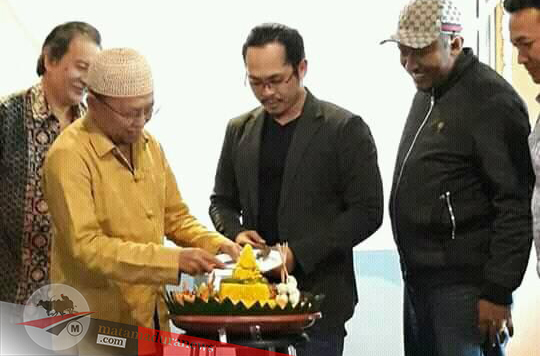 Bupati Sumenep KH A. Busyro Karim potong tumpeng untuk diserahkan ke Owner Geslim Resto, Nanang Wahyudi (dua dari kanan) saat syukuran. Bupati Sumenep KH A. Busyro Karim potong tumpeng untuk diserahkan ke Owner Geslim Resto, Nanang Wahyudi (dua dari kanan) saat syukuran.