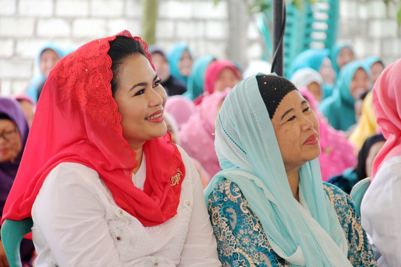 Calon Wakil Gubernur Jawa Timur Puti Guntur Soekarno (kiri) bersama Pengasuh Pondok Pesantren Ahlyn Najiyah, Ibu Nyai Mas Fatimah Muhadjir (kanan) di Pondok Pesantren Ahlun Najiyah, Tropodo, Kecamatan Krian, Kabupaten Sidoarjo, Minggu 11 Maret 2018. (Foto: Istimewa)