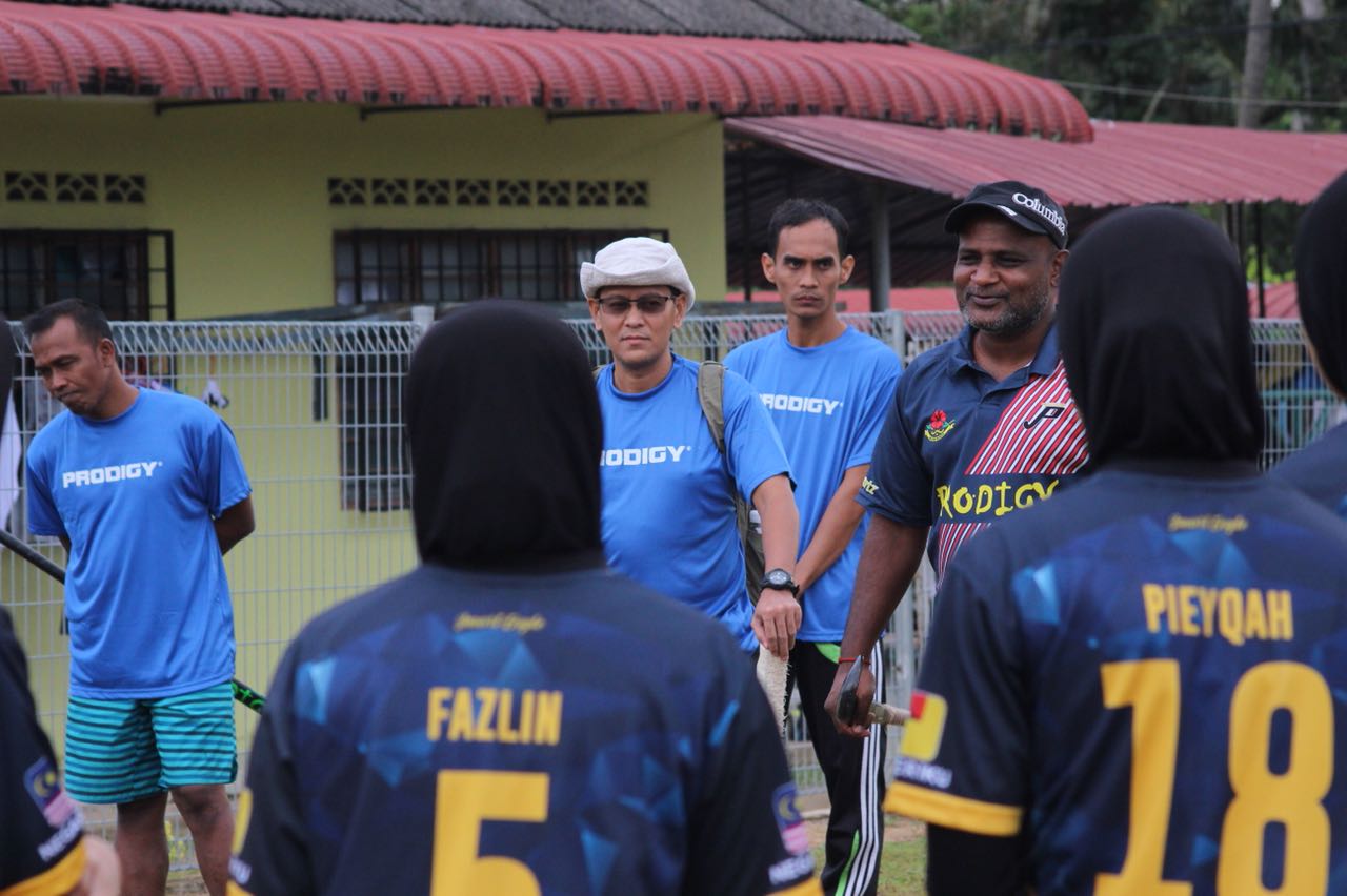 Pengprov FHI Jatim saat berada di Malaysia untuk kembangkan olahraga hockey. (foto: dokumentasi) 