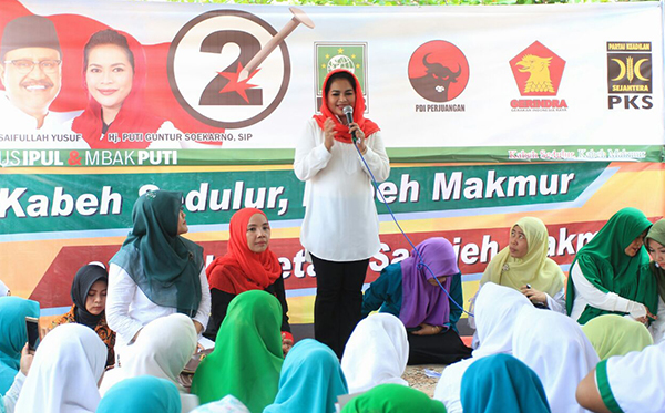 Calon Wakil Gubernur Jawa Timur Puti Guntur Soekarno mengawali safari politiknya pekan ini dari Jember. Ia mengunjungi madrasah yang rusak terkena angin puting beliung di Pondok Pesantren Al Mubarokah, Pakusari, Senin 12 Maret 2018. (Foto: Istimewa)