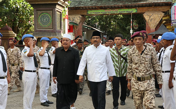 Ribuan Ibu Nyai, Mubalighoh, Muslimat, dan Fatayat Nahdlatul Ulama se Kabupaten Lamongan berkumpul di pesantren Sunan Drajat, Banjarwati, Paciran, untuk membulatkan tekat dalam mendukung dan memenangkan pasangan calon gubernur dan wakil gubernur Jawa Timur nomor urut 2 Saifullah Yusuf-Puti Guntur Soekarno (Gus Ipul-Mbak Puti), Senin 12 Maret 2018. (Foto: Istimewa)