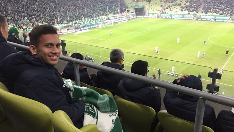 Egy Maulana Vikri saat menonton laga klub barunya  Lechia Gdansk melawan Legia Warsawa.  foto:instagram