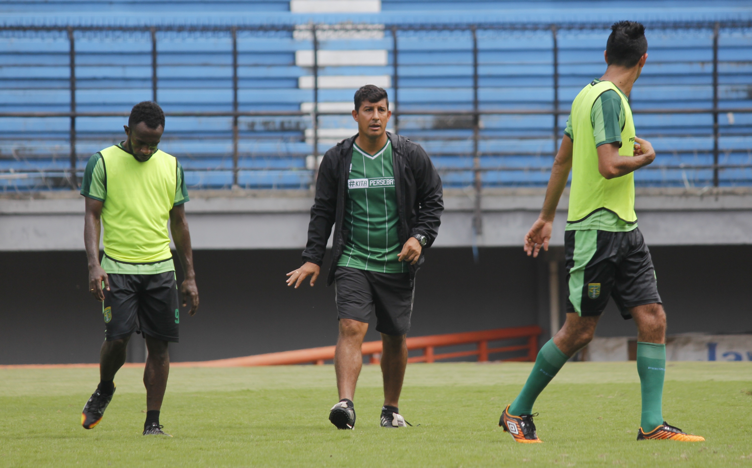 Pelatih Persebaya, Angel Alfredo Vera (tengah) saat memimpin latihan di Stadion Gelora Bung Tomo, Surabaya, Selasa 13 Maret 2018. (Foto: hrs/ngopibareng)