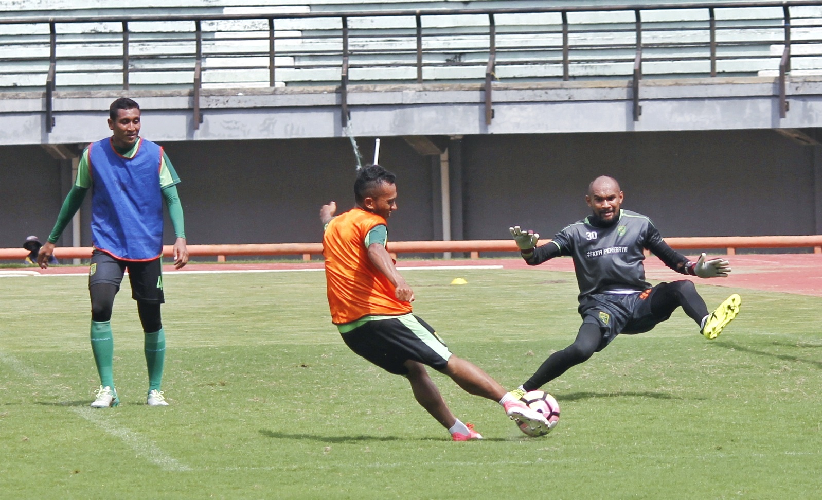 Kiper Persebaya, Alfonsius Kelvan (kanan) yang menggantikan peran dua kiper utama Dimas Galih dan Miswar Saputra. (foto: hrs/ngopibareng)