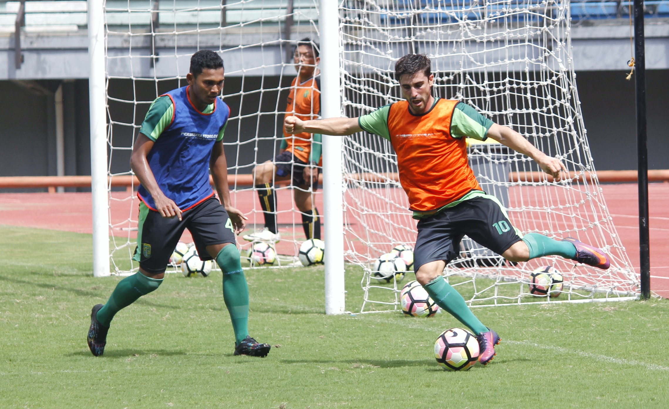 Pemain Asing Persebaya, Robertino Pugliara dan bek Bajol Ijo Andri Muladi saat latihan di Stadion GBT, Surabaya. (foto: hrs/ngopibareng)