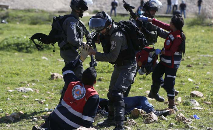 Relawan Pertahanan Sipil Palestina bentrok dengan pasukan Israel di kota Birzeit, Tepi Barat, saat akan memberikan bantuan bagi pengunjuk rasa Palestina yang terluka saat unjuk rasa yang digelar mahasiswa Birzeit University untuk menentang penangkapan ketua BEM mereka oleh Israel hari Senin 12 Maret 2018 kemarin. (foto: abbas momani/afp)