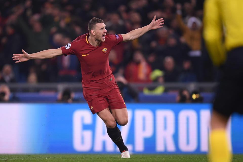 Penyerang AS Roma, Eden Dzeko merayakan gol. foto:afp