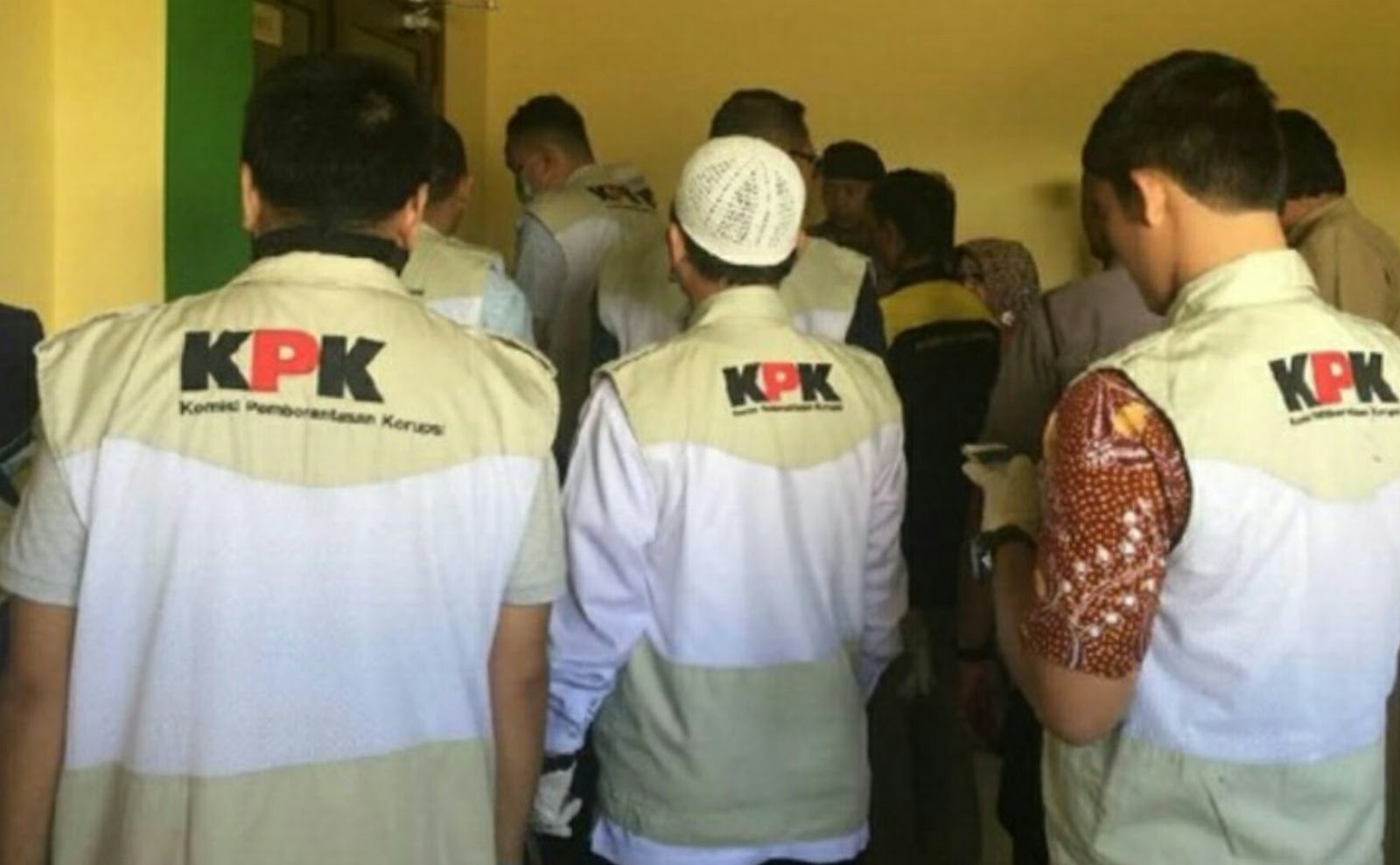 Tim Penyidik KPK saat berada lanyai 3 kantor Bupati Jombang untuk melakukan penggeledahan di ruang dinas Bupati Jombang, Senin 05 Februari 2018 (Foto: Dokumentasi)