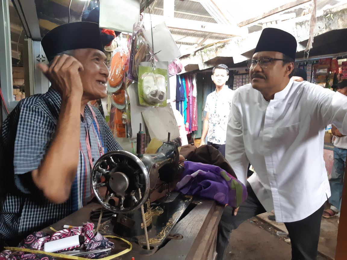 Calon Gubernur Jatim, Saifullah Yusuf saat blusukan di Lumajang. (foto: ngopibareng) 