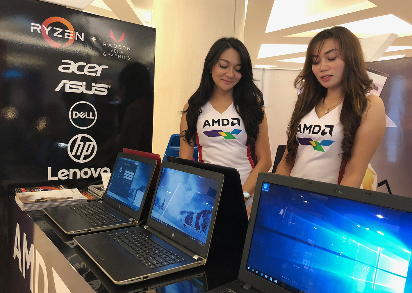 Laptop Tipis Tercepat di Dunia kini bisa dirasakan warga Surabaya.  