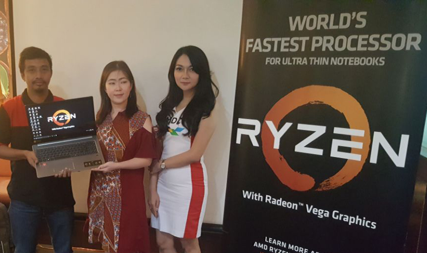 Armawati Cen, Consumer Business Development Manager dari AMD International Sales & Service untuk Indonesia saat mengenalkan AMD Ryzen di Surabaya.  