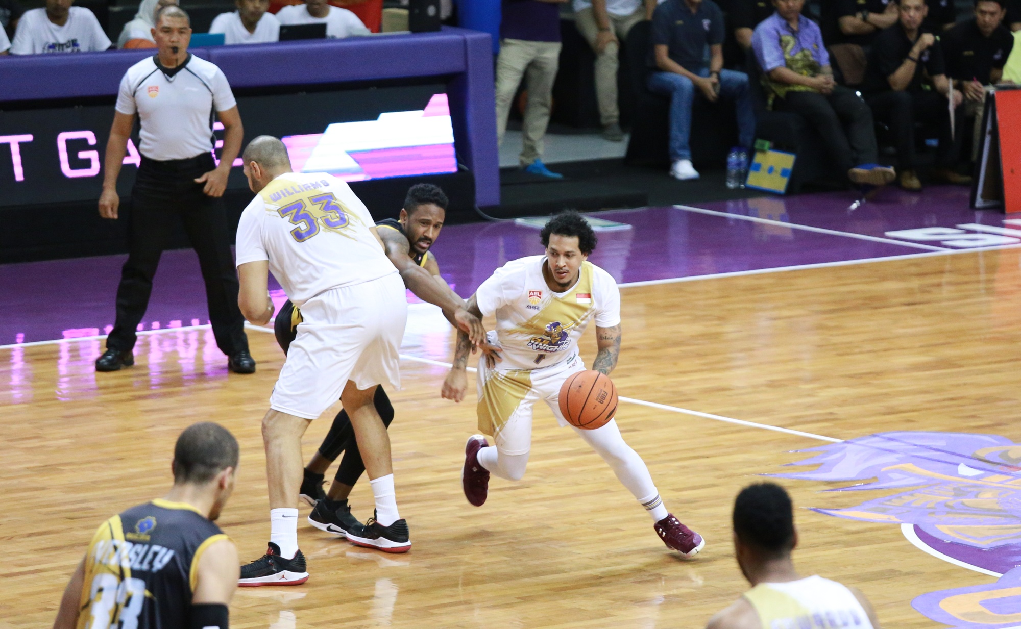 CLS Knights saat menghadapi Westports Malaysia Dragons  di Gor Kertajaya, Rabu 14 Maret 2018. (foto: ngopibareng) 