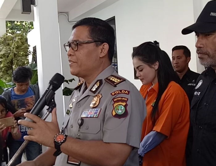 Kombes. Pol. Raden Prabowo Argo Yuwono dan Jennifer Dunn di Polda Metro Jaya, Jakarta Selatan pada Kamis, 15 Maret 2018. 