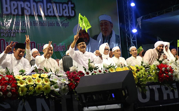 Bersama ribuan Syekhermania, Calon Gubernur Jawa Timur nomor urut 2 Saifullah Yusuf (Gus Ipul) mengikuti Lirboyo BerSholawat bersama Habib Syekh bin Abdul Qodir As Segaf, Kamis 15 Maret 2018 malam. (Foto: Istimewa)