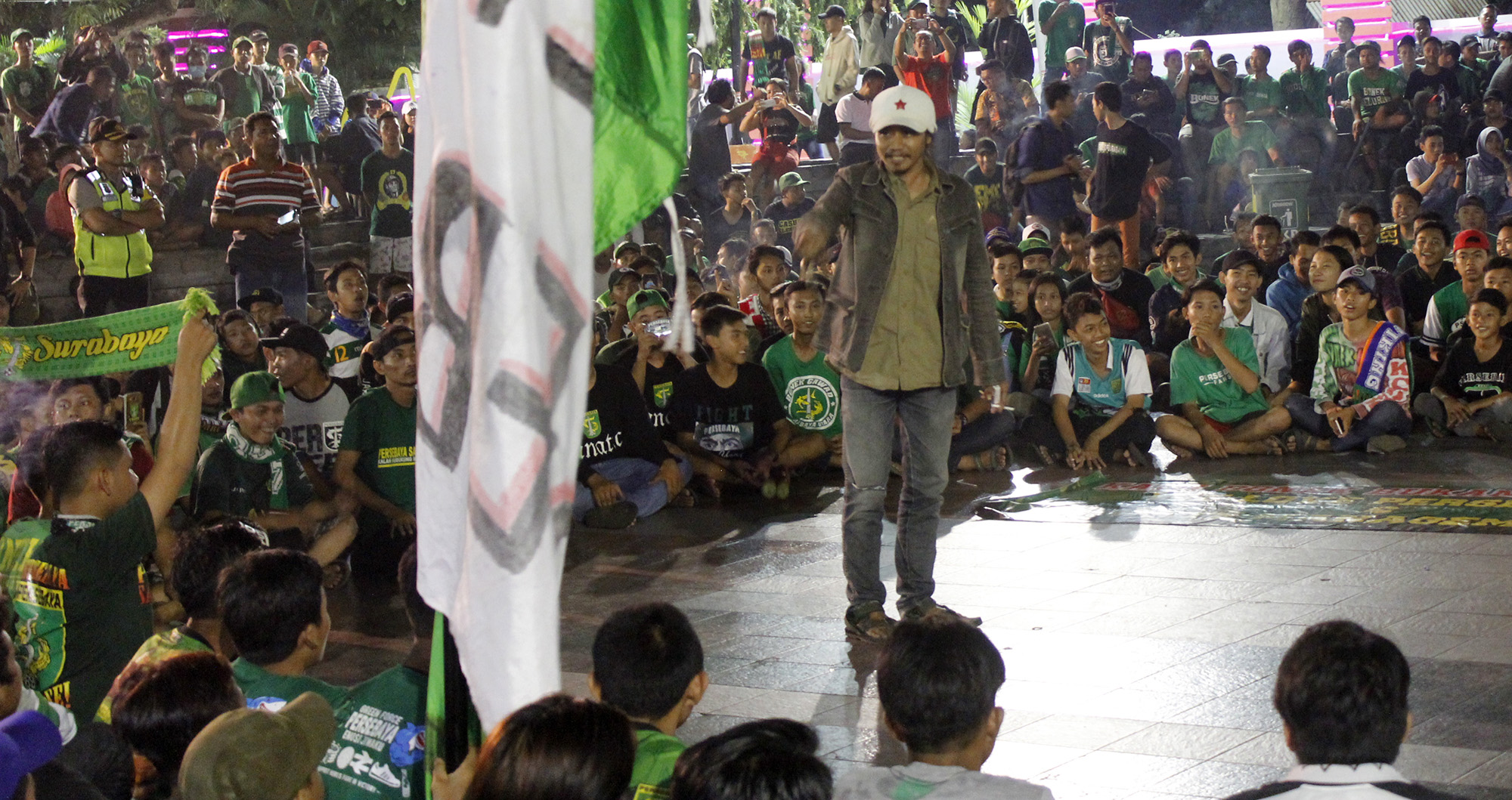 Bonek Mania yang melakukan diskusi dengan Manajemen Persebaya terkait dengan harga tiket Blessing Game, Kamis 15 Maret 2018. (foto: hrs/ngopibareng)