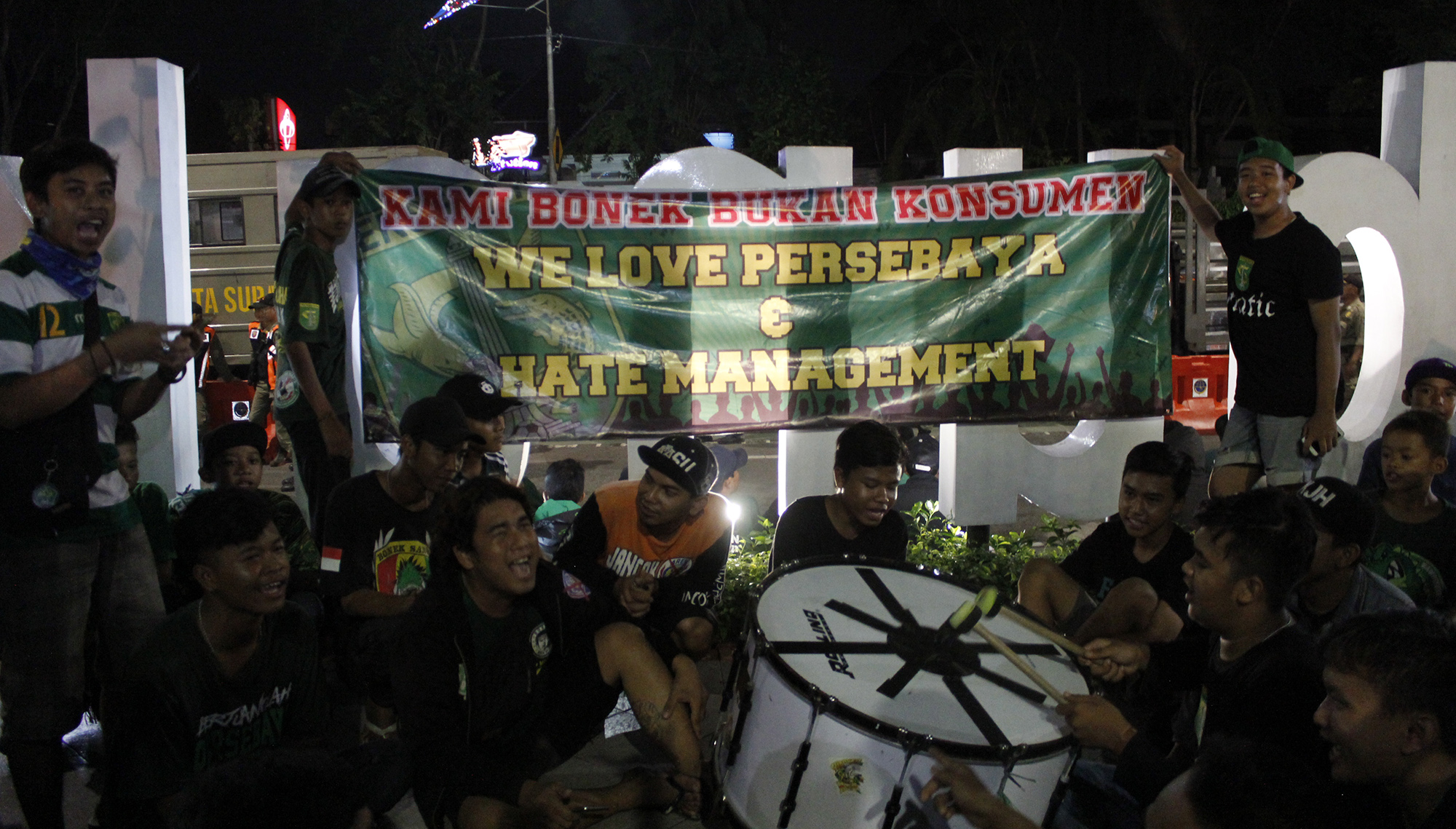 Bonek Mania, Suporter Persebaya Surabaya, saat aksi di taman Bungkul Surabaya, Kamis 15 Maret 2018. (foto: dok ngopibareng.id)