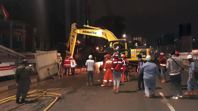 Pipa gas bocor terjadi di Jalan MT Haryono, Jakarta Timur, Senin kemarin. (foto:. Istimewa)