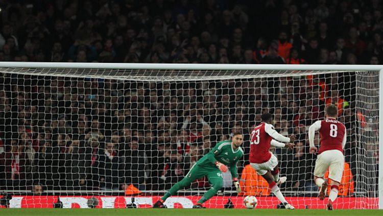 Welbeck saat melakukan tendangan penalti ke gawang AC Milan. foto:afp