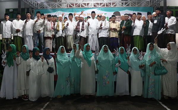 Sejumlah kiai dan pengasuh pondok pesantren se-Kabupaten Gresik mendeklarasikan dukungan kepada pasangan Calon Gubernur dan Wakil Gubernur, Saifullah Yusuf dan Puti Guntur Soekarno, Jumat (16/3/2018).  (Foto: Istimewa)