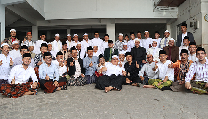 Calon Gubernur Jawa Timur nomer urut 2, Saifullah Yusuf (Gus Ipul) foto bersama para Kiai Sepuh se Jatim dan para Gus di Pondok Pesantren Lirboyo, Kediri, Jawa Timur, pada Selasa 6 Februari 2018. (Foto: Faris/ngopibareng.id) 