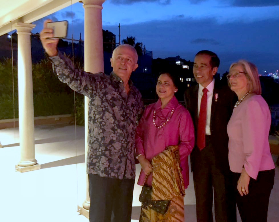 PM Australia Malcolm Turnbull bersama istrinya ajak Presiden Jokowi dan Ibu Iriana wefie usai makan malam bersama di kediamannya. (Foto Biro Setpres)