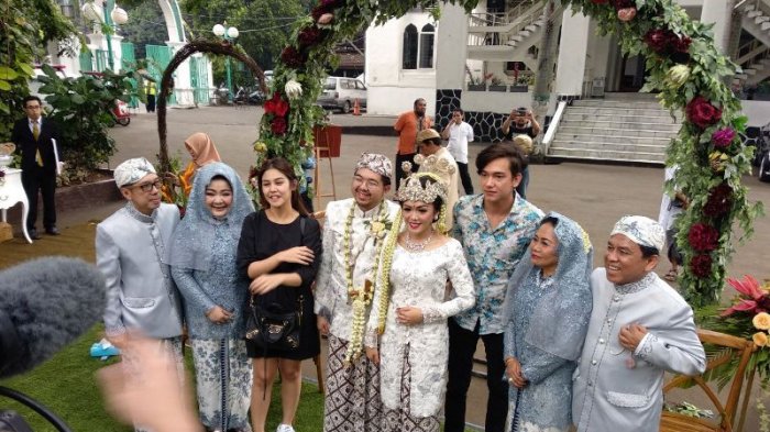 Adipati Dolken dan Vanesha Prescilla ketika mengahdiri sebuah akad nikah pada Sabtu, 17 Maret 2018.