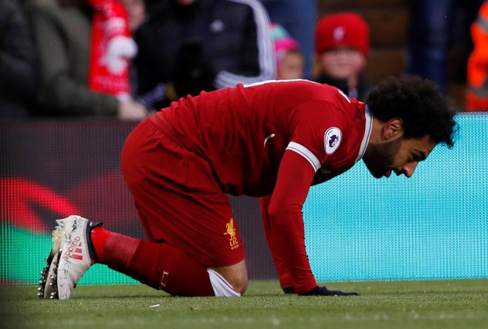 Salah melakukan sujud syukur usai memborong empat gol ke gawang Watford. foto; ap