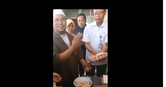 Tangkapan layar video viral hoax telur palsu