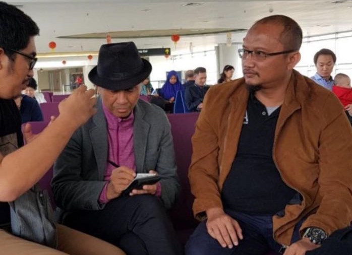 Dahlan Iskan mendengarkan penjelasan tentang usaha Pak Cik Abin di Bandara Changi Singapura.