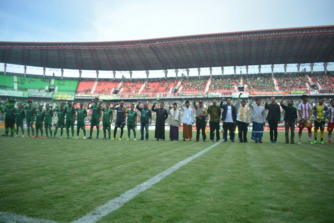 Suasana tribun stadion dalam laga Persebaya vs Serawak yang tidak seperti laga-laga biasanya. foto/ris