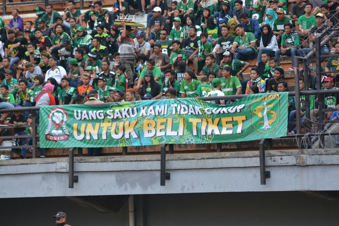 Spanduk mewakili jeritan bonek pelajar terbentang di Stadion GBT. foto:ngopibareng/ris