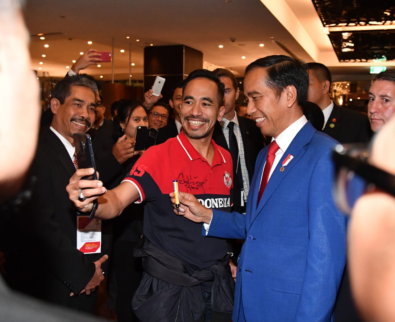 Tiba di Selandia Baru, Presiden Jokowi langsung dikerubuti warga Indonesia di negara tersebut. (Foto Biro Setpres)