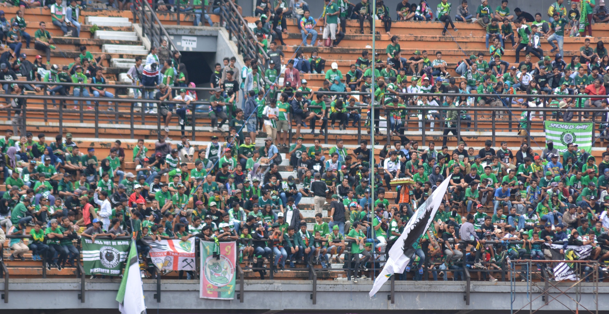 Bonek Mania yang menghadiri acara Blessing Game Persebaya. (foto: hrs/ngopibareng)