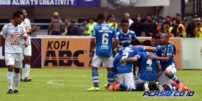 Pemain Persib merayakan gol pertama di gawang Arema. foto;persib.id