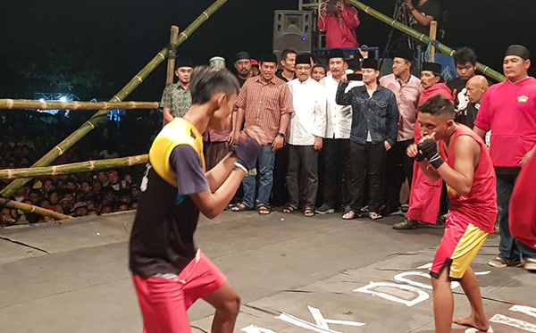 Calon Gubernur Jawa Timur, Saifullah Yusuf (Gus Ipul) bersama Abdullah Abu Bakar (Walikota Kediri), M Nur Arifin (Wakil Bupati Trenggalek), serta Supriono (Ketua DPRD Tulungagung) menghadiri acara 'adu tanding' asal kota Kediri, Pencak Dor, Minggu 18 Maret 2018, dini hari. (Foto: Istimewa)