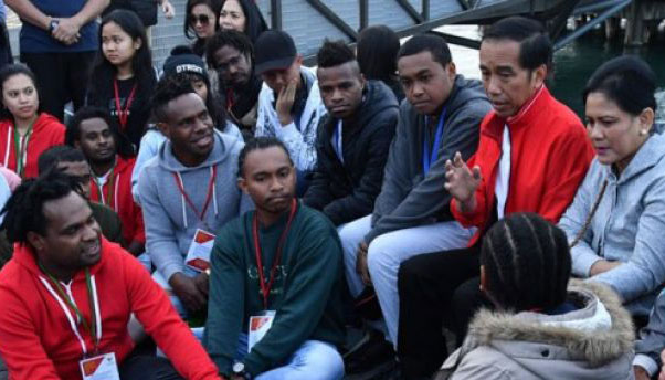 Presiden Joko Widodo dan Ibu Negara Iriana Joko Widodo bersama sejumlah pelajar dan mahasiswa Indonesia di Selandia Baru di sekitar Water Front Wellington pada Senin pagi, 19 Maret 2018). (Foto: Biro Pers Setpres)