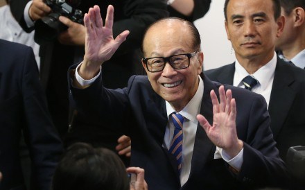 Li Ka Shing saat mengumumkan pensiun, dalam publikasi South China Morning Post.