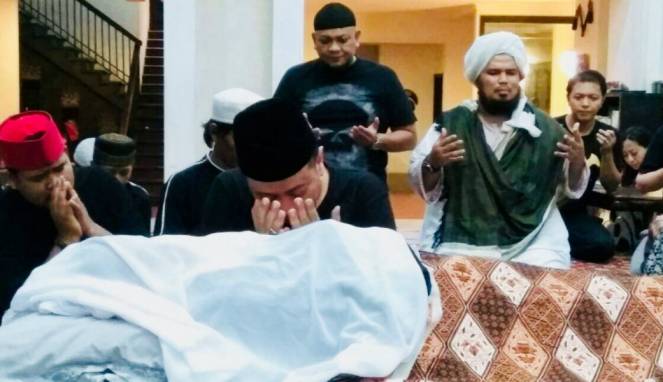 Opick disamping jenazah istri keduanya.