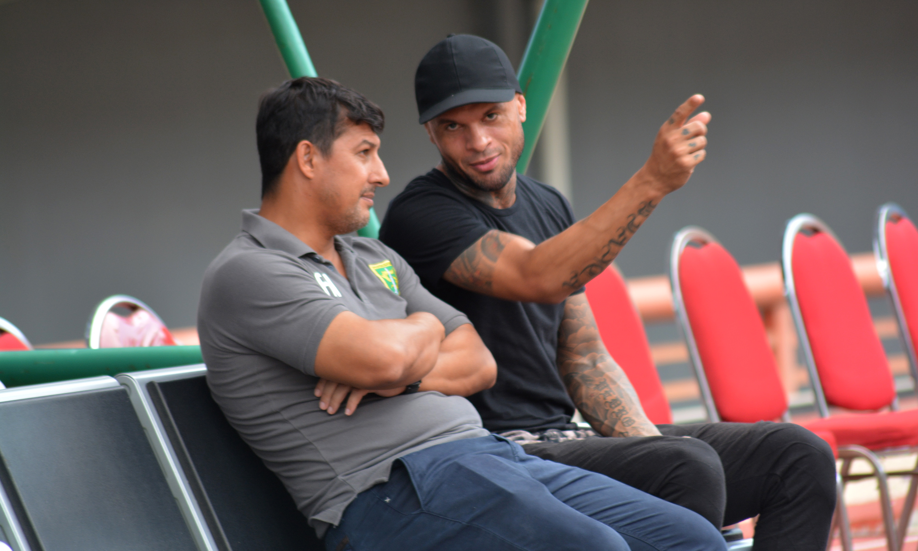 Pelatih Persebaya saat bertemu dengan agen pemain, Antonio Teles saat Blessing Game di Stadion Gelora Bung Tomo, Surabaya. (foto: hrs/ngopibareng)