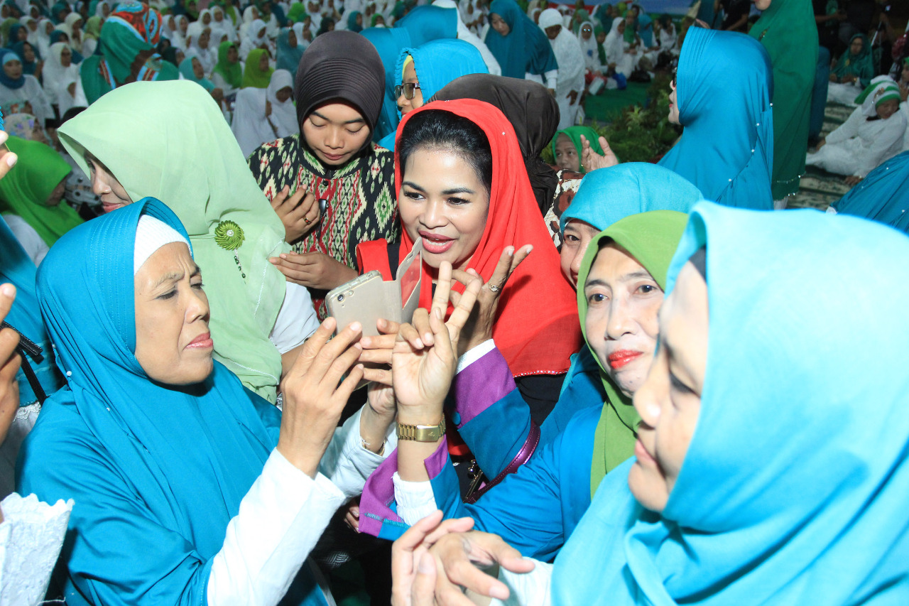 Puti Guntur Soekarno jadi rebutan foto bareng dengan ibu-ibu pengajian (Foto: Istimewa)