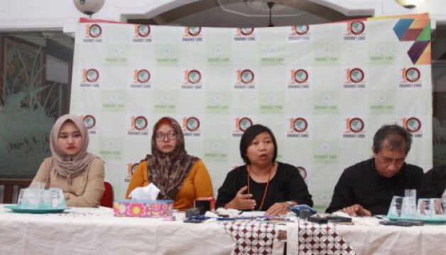 Penelitian kajian migrasi Migrant Care Anis Hidayah (tengah) bersama Anggota Konferensi Wali Gereja Indonesia (KWI) Romo Eko (kedua kanan), Direktur Eksekutif Migrant Care Wahyu Susilo (kanan), Perwakilan Human Rights Working Group (HRWG) Wike Devi Erianti (kedua kiri) dan Anggota Jaringan Buruh Migran Citra Hamidah (kiri) menyampaikan pernyataan sikap bersama terkait eksekusi mati terhadap Zaini Misrin (Buruh Migran Indonesia di Saudi Arabia) di kantor Migrant Care, Jakarta, Senin 19 Maret 2018. Mereka mengecam dan mengutuk eksekusi hukuman mati terhadap Muhammad Zaini Misrin, dan menuntut Pemerintah Indonesia untuk mengeluarkan nota protes Diplomatik kepada Kerajaan Saudi Arabia melalui Duta besar Kerajaan Saudi Arabia untuk Indonesia. (Foto: Antara)