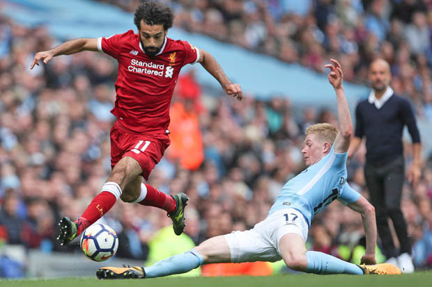 Aksi Mohamed Salah ketika melewati pemain Man City di Liga Inggris. foto;dailystar