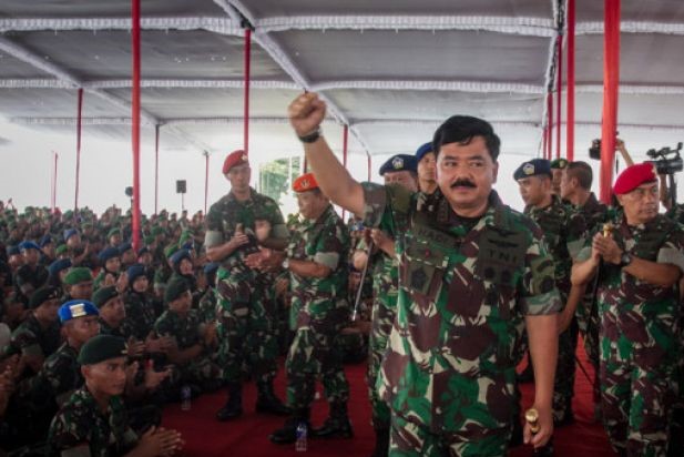 Panglima TNI Marsekal Hadi Tjahjanto meneriakkan yel-yel pada kegiatan kunjungan dan memberikan pengarahan kepada Prajurit TNI di Markas Grup 2 Kopassus, Kartasura, Sukoharjo, Jawa Tengah, Selasa 20 Maret . Pada kesempatan tersebut Panglima TNI memaparkan berbagai hal diantaranya kesiapan TNI dalam menghadapi Pilkada 2018 dan Pemilu 2019, kemajuan teknologi serta ancaman berita hoax yang dapat memecah belah persatuan dan kesatuan NKRI. (Foto: Antara) 