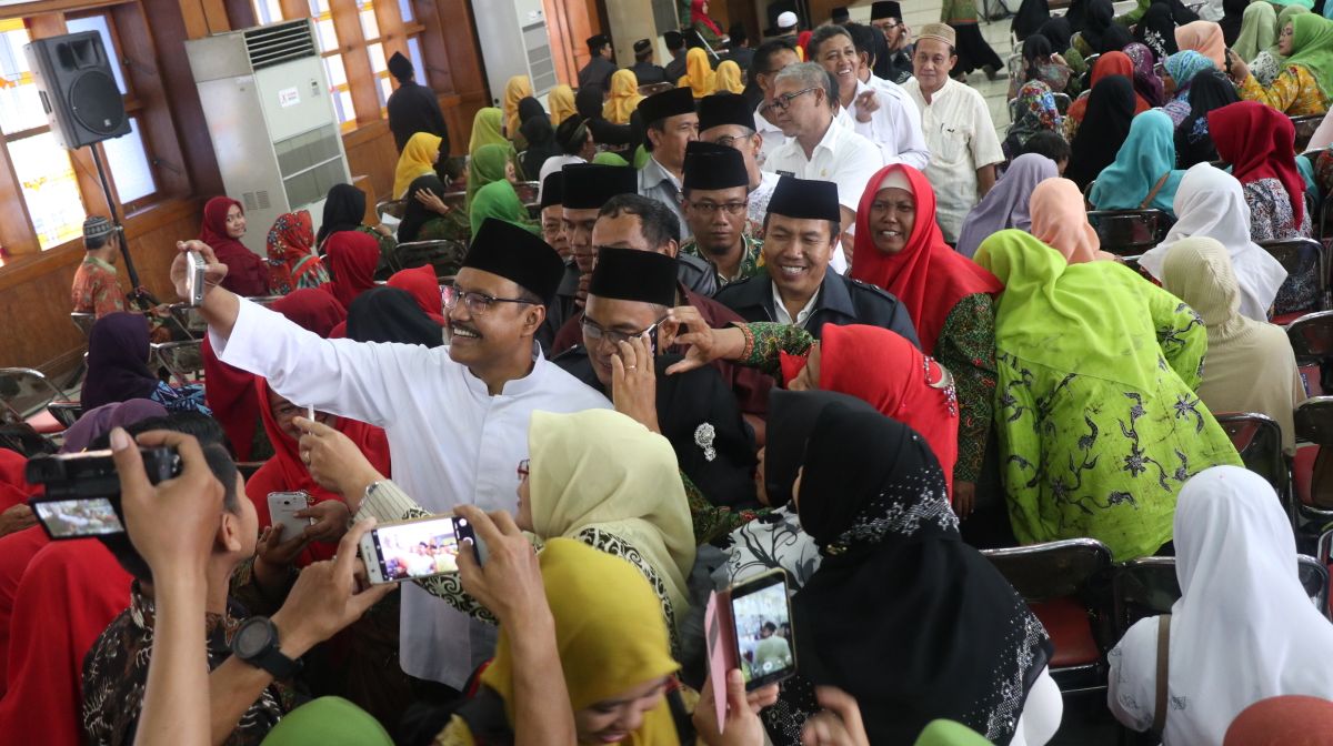 Suasana pelantikan sempat terhenti sesaat karena para guru memilih mengantri dan berdesak-desakkan untuk selfie barang Gus Ipul. (Foto: Istimewa)