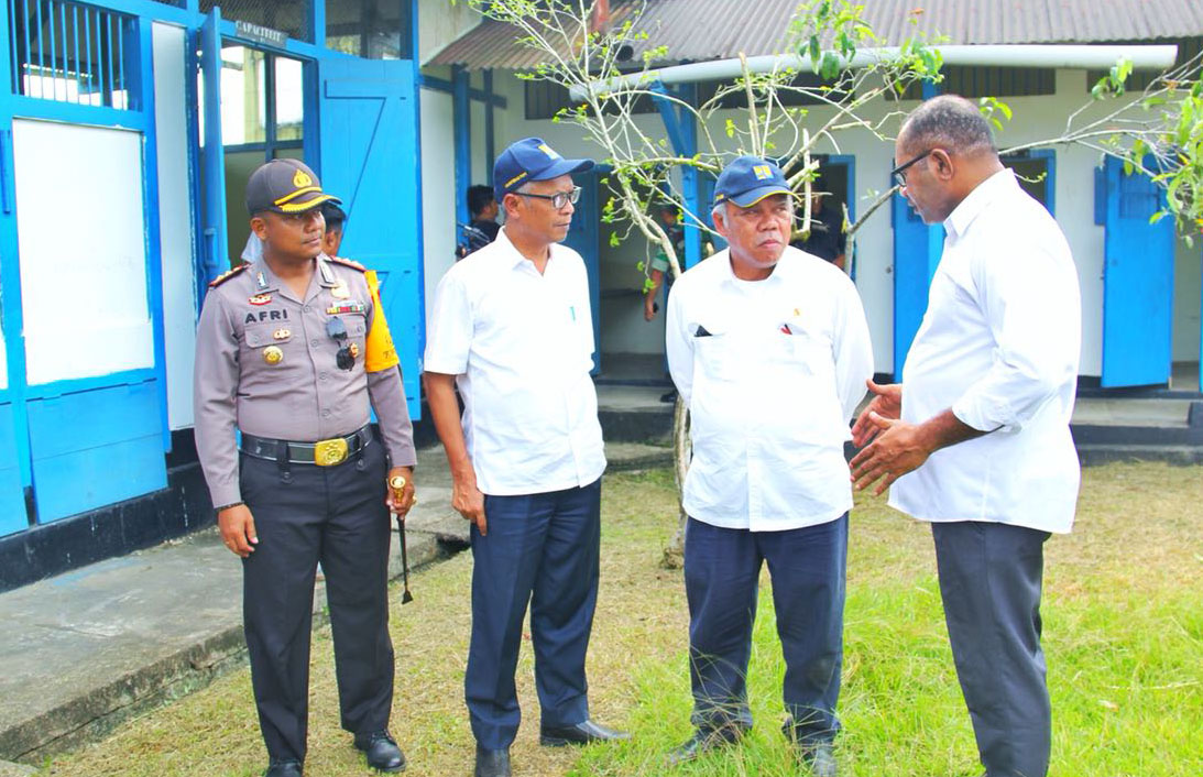 Bupati Boven Digul Benediktus Tambonot memberi penjelasan kepada Menpupera Basuki Hadimuljono.