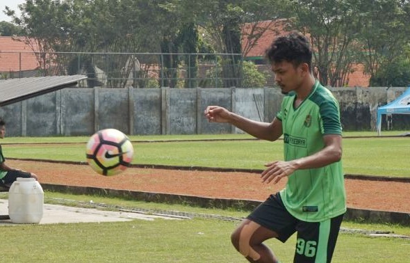 Gelandang Persebaya, M. Hidayat saat jalani terapi di Lapangan Jenggolo, Sidoarjo, Rabu 21 Maret 2018. 