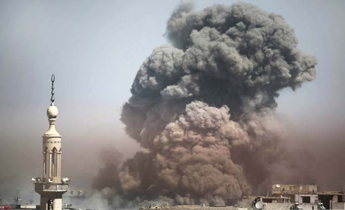 Asap membubung saat pasukan pemerintah membombardir kota yang dikuasai pemberontak Arbin di kantong Ghouta Timur. Sebanyak 29 warga sipil dinyatakan tewas dalam serangan yang dibantu Rusia ini. (foto: amer almohibany/afp) 