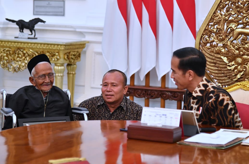 Nyak Sandang saat berbincang dengan Presiden Joko Widodo (Foto: Setpres)