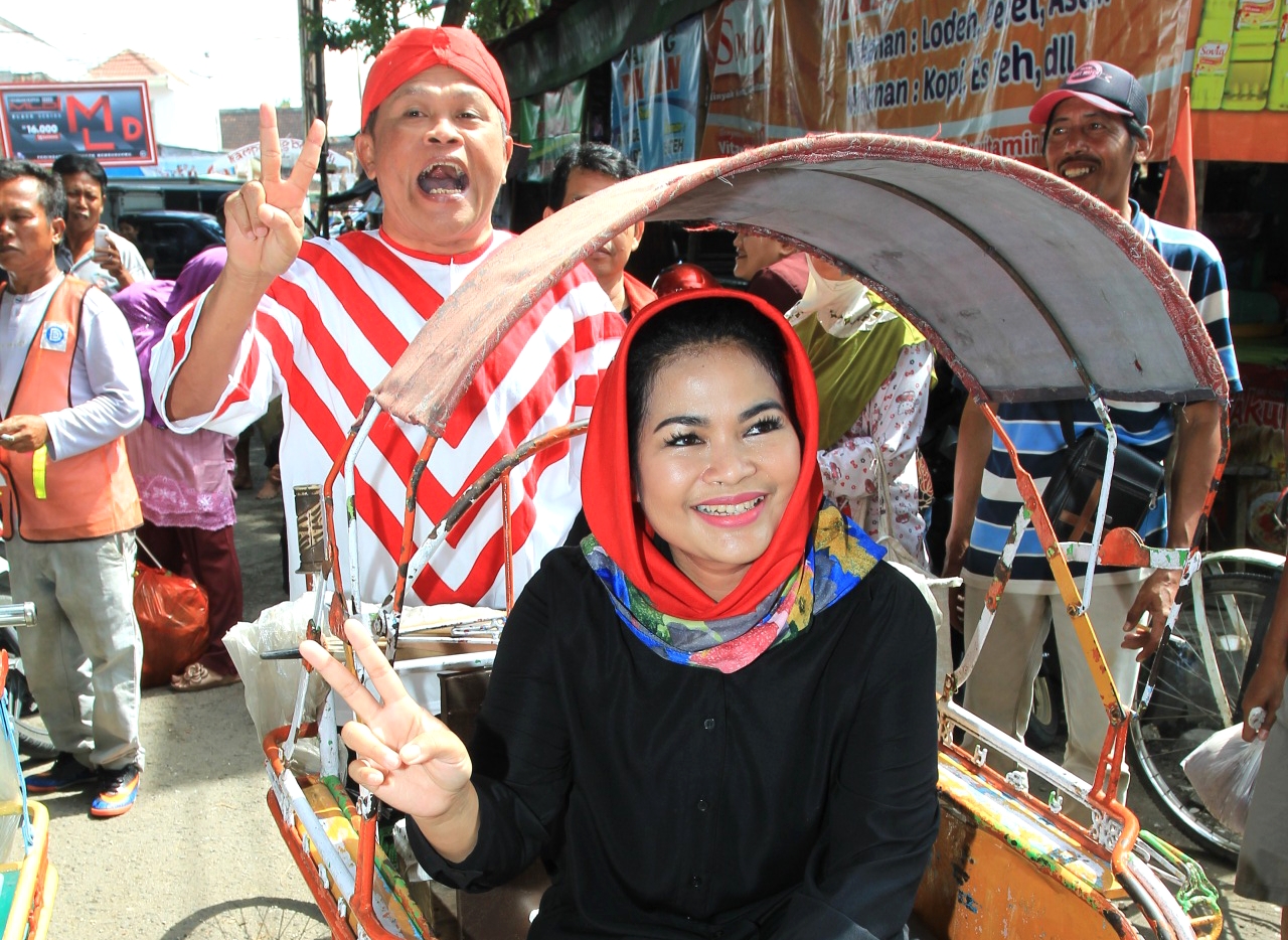 Komedian Kirun mengayuh becak untuk Puti Guntur saat berada di Bojonegoro. (Foto: Istimewa)
